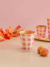 Afbeelding in Gallery-weergave laden, RICE Middelgroot Melamine Beker - Roze - Check It Out Print