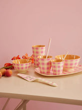 Afbeelding in Gallery-weergave laden, RICE Middelgroot Melamine Beker - Roze - Check It Out Print