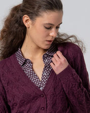 Afbeelding in Gallery-weergave laden, Surkana V-neck cardigan with fantasy knit bourdeaux