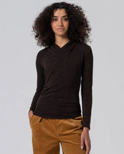 Afbeelding in Gallery-weergave laden, Surkana crossover-neck T-shirt chocolate