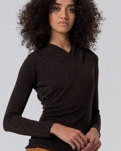 Afbeelding in Gallery-weergave laden, Surkana crossover-neck T-shirt chocolate
