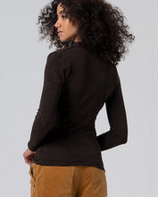 Afbeelding in Gallery-weergave laden, Surkana crossover-neck T-shirt chocolate