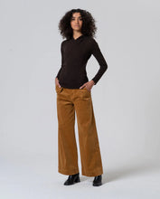 Afbeelding in Gallery-weergave laden, Surkana crossover-neck T-shirt chocolate