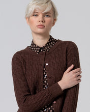 Afbeelding in Gallery-weergave laden, Surkana Short Fitted Cable Knit Cardigan Chocolate 555LARA332
