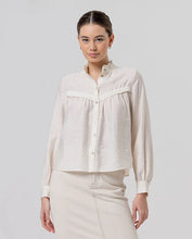 Afbeelding in Gallery-weergave laden, SURKANA Blouse with Detail on the Front – Ecru
