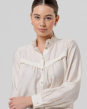 Afbeelding in Gallery-weergave laden, SURKANA Blouse with Detail on the Front – Ecru
