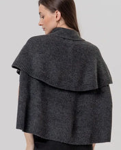 Afbeelding in Gallery-weergave laden, SURKANA Knit Cape – Antraciet
