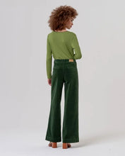 Afbeelding in Gallery-weergave laden, SURKANA Wide Pants with Patch Pockets – Khaki
