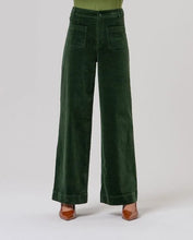 Afbeelding in Gallery-weergave laden, SURKANA Wide Pants with Patch Pockets – Khaki
