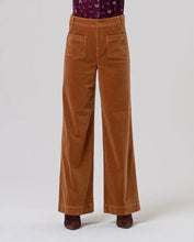Afbeelding in Gallery-weergave laden, SURKANA Wide Pants with Patch Pockets – toffee
