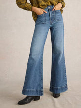 Afbeelding in Gallery-weergave laden, WHITE STUFF Frankie Flare Jeans
