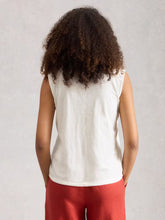 Afbeelding in Gallery-weergave laden, WHITE STUFF PEONY SLEEVELESS SHIRT
