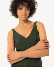 Afbeelding in Gallery-weergave laden, SURKANA Plain crepe tank top Khaki
