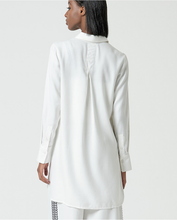 Afbeelding in Gallery-weergave laden, SURKANA Long, loose-fitting shirt with vents White
