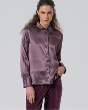 Afbeelding in Gallery-weergave laden, SURKANA Satijnen blouse met ruches Blueberry
