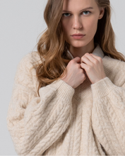Afbeelding in Gallery-weergave laden, SURKANA OVERSIZED CABLE KNIT SWEATER
