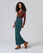 Afbeelding in Gallery-weergave laden, Surkana Flared Pants With Patch Pocked -Steel Blue
