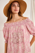 Afbeelding in Gallery-weergave laden, NUD Short Floral Dress with Bardot Neckline - Pink
