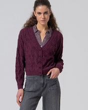 Afbeelding in Gallery-weergave laden, Surkana V-neck cardigan with fantasy knit bourdeaux
