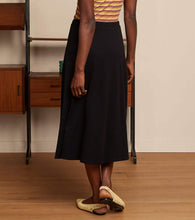 Afbeelding in Gallery-weergave laden, KING LOUIE Juno Milano Crepe midi rok in zwart
