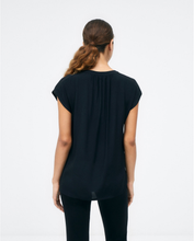 Afbeelding in Gallery-weergave laden, SURKANA Short sleeve V-neck blouse. Black
