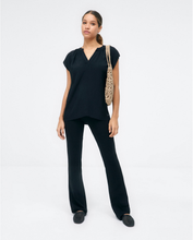 Afbeelding in Gallery-weergave laden, SURKANA Short sleeve V-neck blouse. Black
